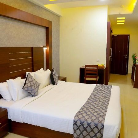 Club 99 Suites Kochi Extérieur photo