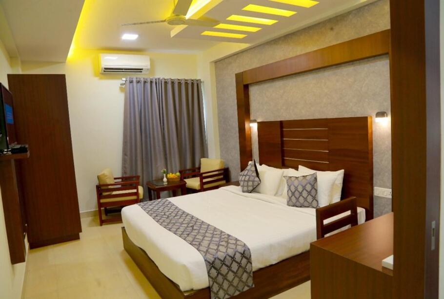 Club 99 Suites Kochi Extérieur photo