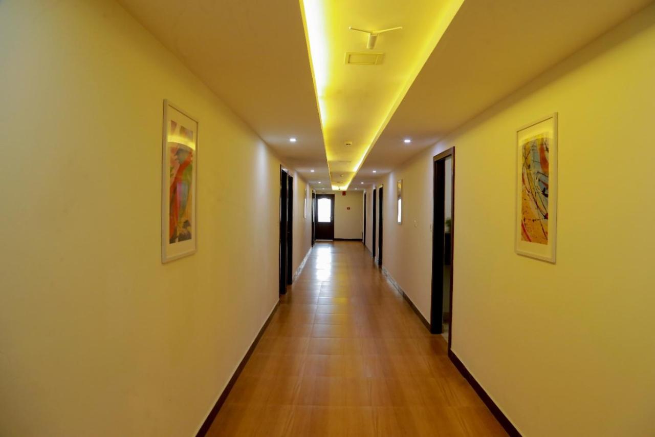 Club 99 Suites Kochi Extérieur photo